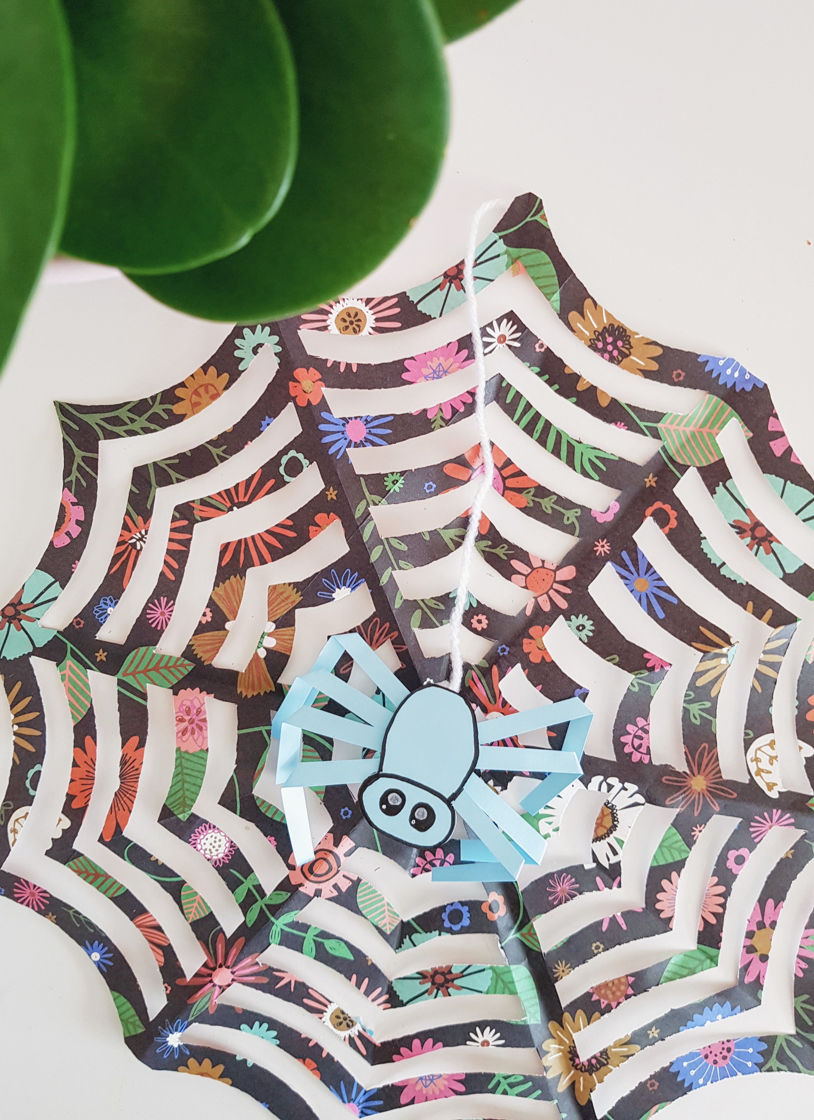 DIY // Spinnenweb van Papier